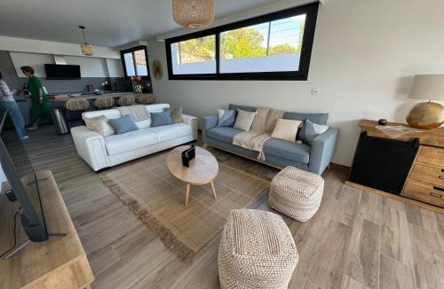Porticcio Apartment | Proche porticcio, Coup de cœur asuré,Appartement de standing, rez de villa 6 couchages, climatisé à 150m de la plage, terrains de tennis
