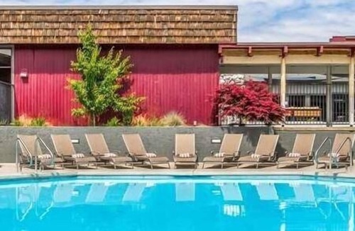 Kennewick Hotel | Proximity At its Best! Modish Unit Near Columbia Center Mall! Pool, Parking!