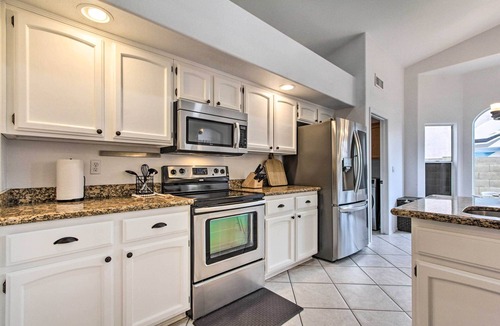 Chandler House | Putting Green! Desert Group Getaway in Chandler