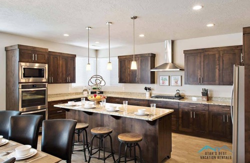 Santa Clara House | PVZ102| Steps to Waterpark * Pool * Pvt Hot Tub *