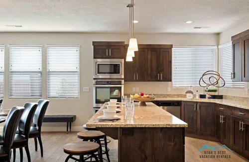 Santa Clara House | PVZ102| Steps to Waterpark * Pool * Pvt Hot Tub *