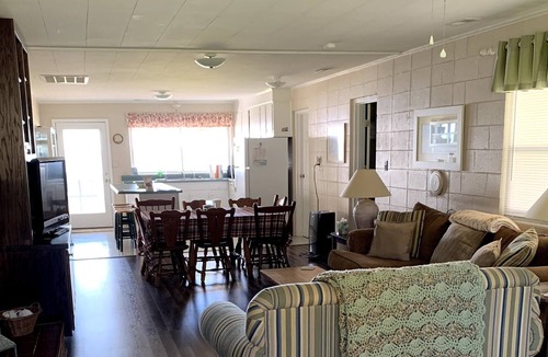 Newport Cottage | Quaint Cottage Overlooking Intercoastal Waterway