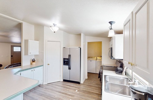 Oakley House | Quaint home with firepit, gas grill, WiFi, dog-friendly