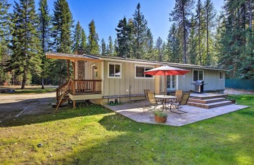Priest River House | Quaint Priest Lake Cabin w/Patio < 1 Mi to Lake!