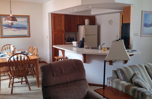Pinetop Villa | Quality Hill Resort Villa, private garage with remote, deck and barbecue