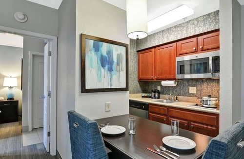 Lexington Hotel | Queen Bed Suite | Free Breakfast & Parking |1.5 Miles from Cinemark Fayette Mall