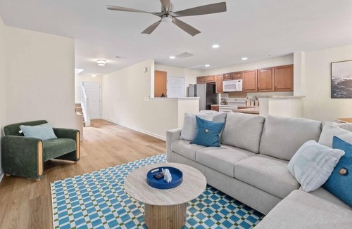 Charleston House | Queen Kelsey-Mins From Credit One-Pet Friendly