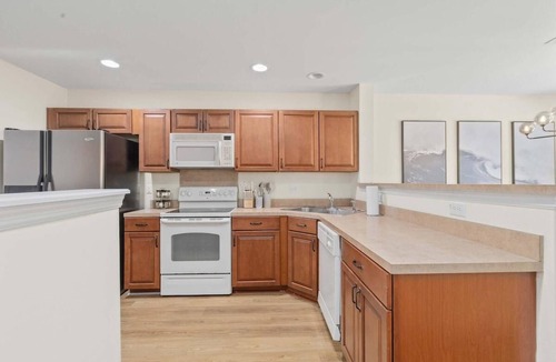 Charleston House | Queen Kelsey-Mins From Credit One-Pet Friendly