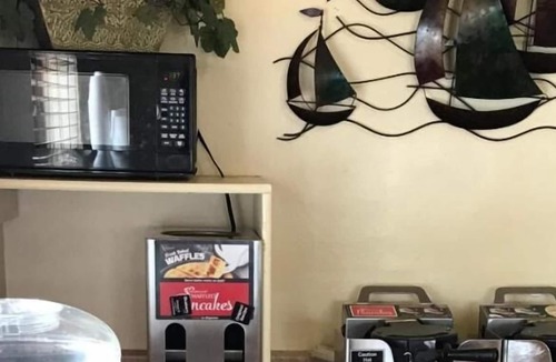 Ponderay House | Queen Room with Recliner at FairBridge Inn & Suites Sandpoint