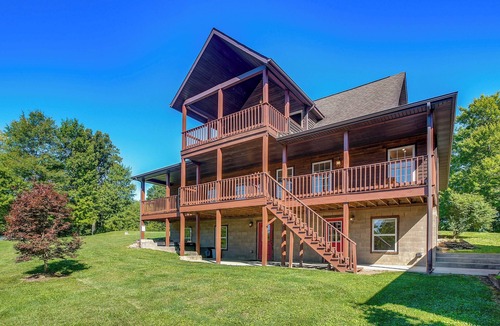 McArthur Cottage | Quiet Family Cabin in Hamden: Hot Tub + Game Room!