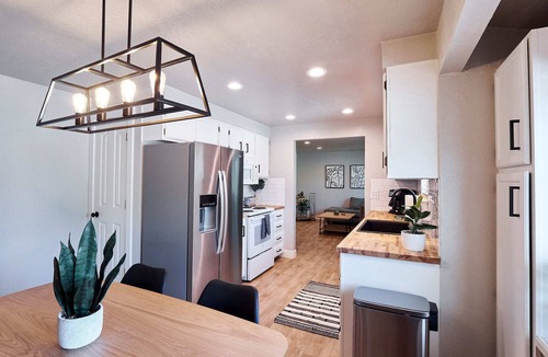 Hillcrest House | Quiet Neighborhood, Near Grocery Stores & More! Easy Check In, 5 Min To Airport!