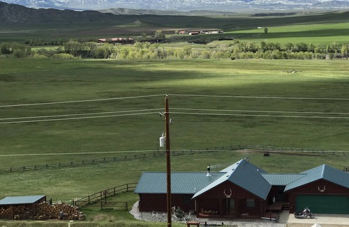 Meeteetse Bed & Breakfast | Quiet ranch setting over looking the Greybull River valley with mountain views