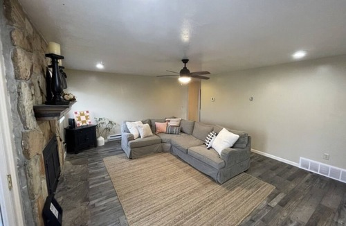 Dingle House | Quiet & Relaxing Farm Home/15 min from lake/Big Yard/Fun Games