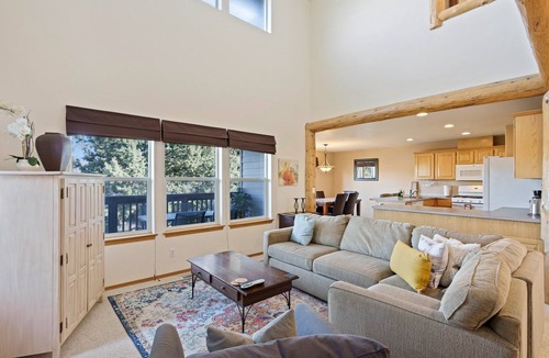 Awbrey Butte House | Quiet River - Beautiful Bend Townhouse - EV charger - Deschutes River in the back!