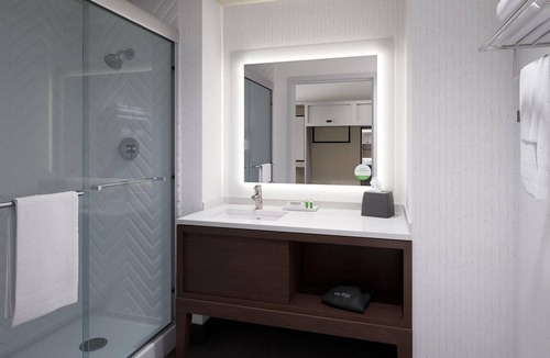 Barstow Hotel | Quiet Stay w/Free Breakfast + Parking Near Harvey House Museum – 10 Min Drive