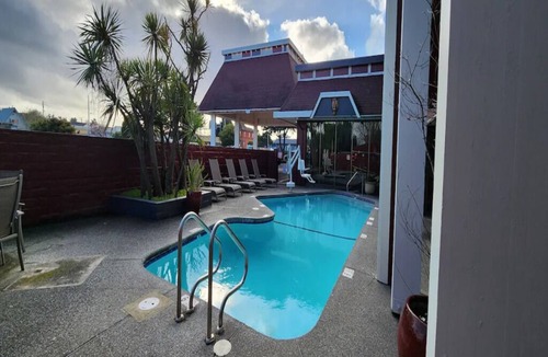 Downtown Hotel | Quiet Two Room Suite w/Eco-Friendly Amenities Close to Old Town Eureka