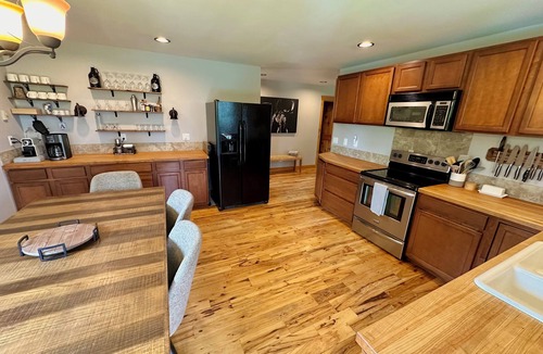 Marion Cottage | Quiet, wooded cottage in Marion perfect for relaxing stays