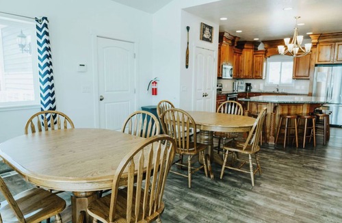 Harbor Village House | Raspbeary Retreat | 6BR Sleeps 32 | Hot Tub, Putting Green, 22ft Slide & Game Room
