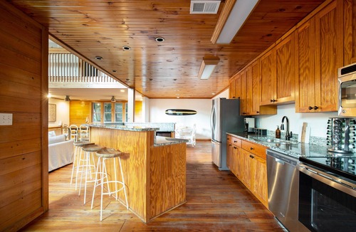 Sullivan's Island Cabin | Raven by AvantStay | Entertainers Dream w/Pool, Hot Tub, Game Room! 9 BRs!