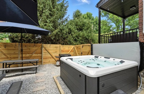 Cherokee Triangle House | Rebel Retreat | HotTub | 6 bedrm | Game Rm| Fire Pit | Jet Shwrs