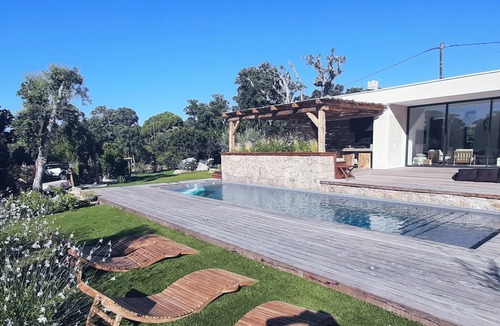 Cirendinu Villa | Recent architect-designed house, 5-minutes walk from Capicciola beach, sleeps 11