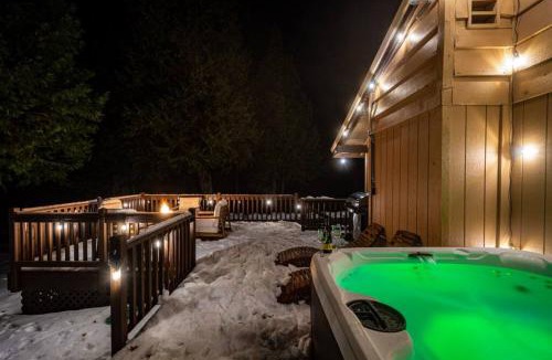 Sugar Pine House | Red Rock Falls Cabin, 8 miles from Yosemite South Gate, with trailhead, Game Room and HotTub