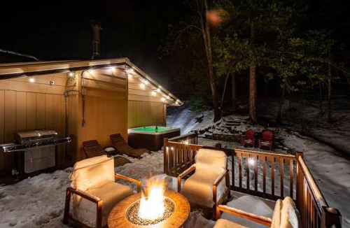 Sugar Pine House | Red Rock Falls Cabin, 8 miles from Yosemite South Gate, with trailhead, Game Room and HotTub
