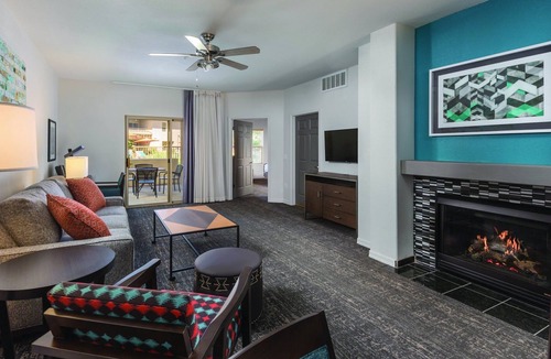 South Scottsdale Resort | Red rocks, mountain preserves and golf courses!