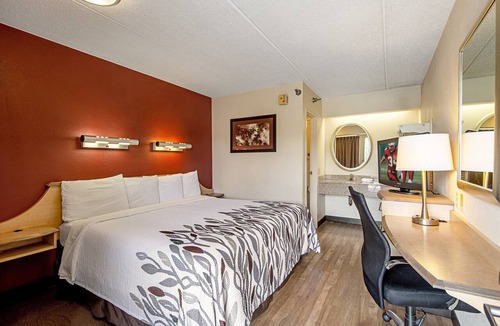 Pea Ridge Hotel | Red Roof Inn Huntington