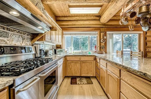 Lakeshore Cabin | Regatta Chalet – Premium Lakeshore Retreat
