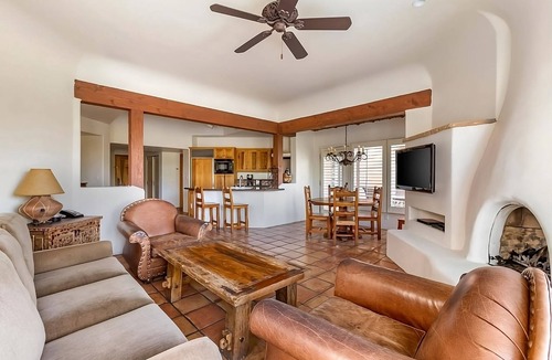 Cave Creek Hotel | Relax and Recharge! Full KItchen, Swimming Pool, Free Parking!