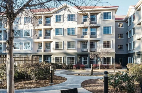 Woodlands Village House | Relax and Unwind! Free Breakfast, Free Parking, Onsite Pool