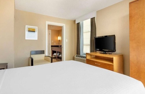 Northeast Virginia Beach Hotel | Relax by the Ocean | 4 Suites with Full Kitchen, Outdoor Pool & Great Views