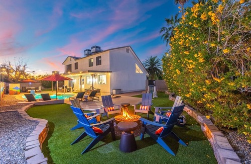 Chandler House | Relax & Recharge ~ FREE Heated Pool ~Hot Tub~ Game Room ~ Putting Green~ Arcades