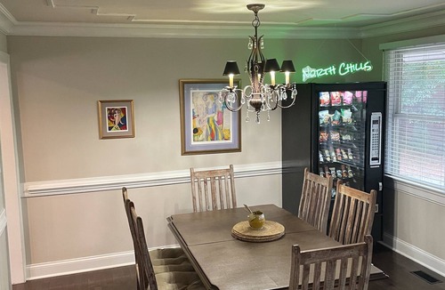 North Hills House | Relax, Shop, Dine, or Explore North Hills Main