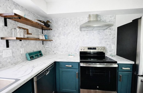 Huron Apartment | Relaxing Cozy Getaway! Only 300 Feet To The Beach!