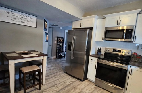 Nevada - Lidgerwood House | Relaxing Cozy White House Near Northtown Mall