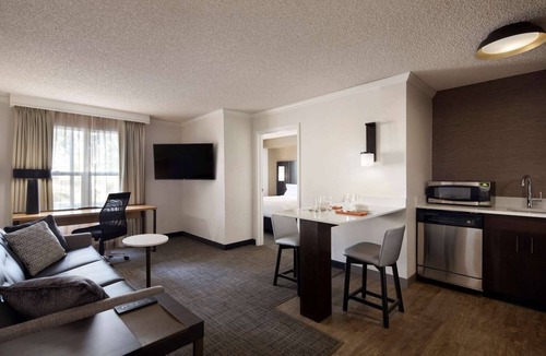Raisin Hotel | Relaxing Fresno Getaway: 3 Peaceful Rooms with Complimentary Breakfast | Pool
