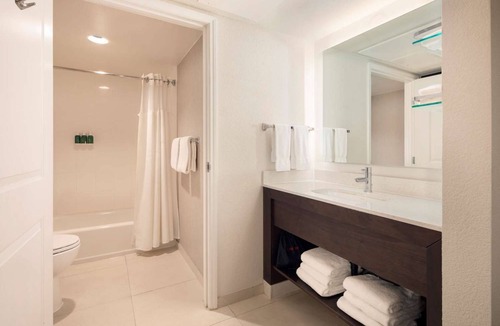 Raisin Hotel | Relaxing Fresno Getaway: 3 Peaceful Rooms with Complimentary Breakfast | Pool