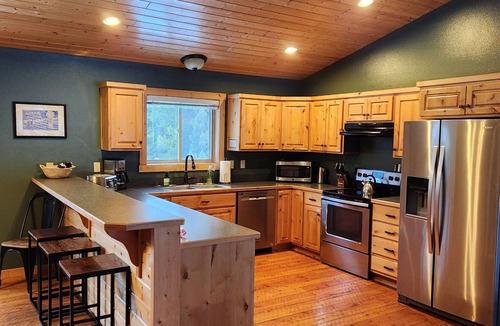 Lazy Acres House | Relaxing Hot Tub, Scenic Views, Minutes to Yellowstone - Lone Pine Lodge