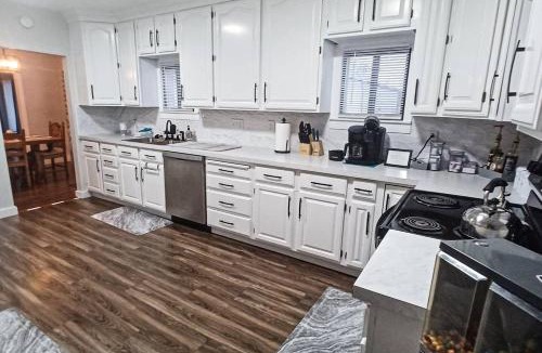 Price House | Relaxing hot tub, games, & BBQ, near downtown fun!