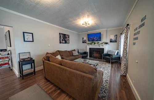 Price House | Relaxing hot tub, games, & BBQ, near downtown fun!