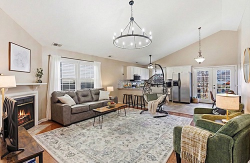 Lexington House | Relaxing Hot Tub | S’mores Fire Pit | Garage