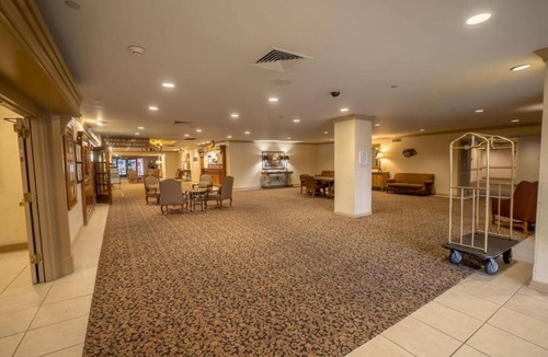 Raisin Hotel | Relaxing King Stay Near Forestiere Gardens & Fresno Airport! Gym Access