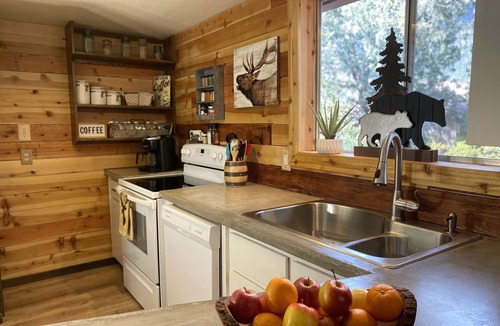 Payson Cabin | Relaxing Mountain Getaway, Rivers, Fishing, Trails, Waterfalls, Hiking, Cabin