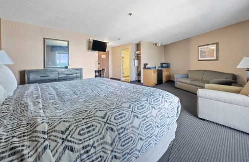 Put-in-Bay House | Relaxing Retreat: King Suite with Lake View on Put-In-Bay Island 316
