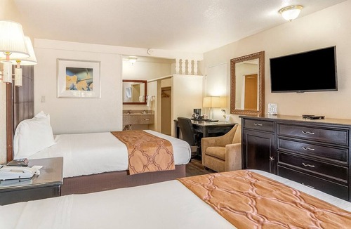 Flagstaff Hotel | Relaxing Room Ideal for Budget-Friendly Stay | Free Parking & Breakfast