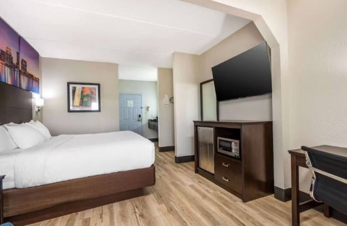 Jeffersontown Hotel | Relaxing Room by I-64 | Indoor Pool Access & Complimentary Breakfast & Parking