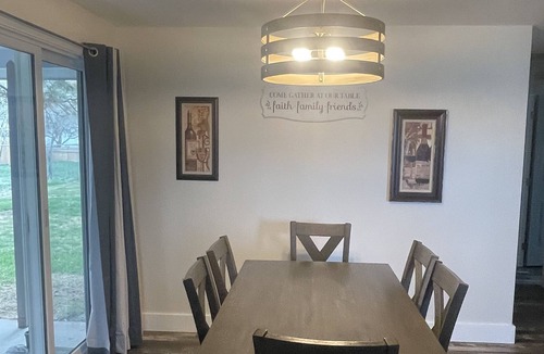 Mountain Home House | Remodeled cute home w/large yard all fenced, 2min walk to shopping, restaurant’s