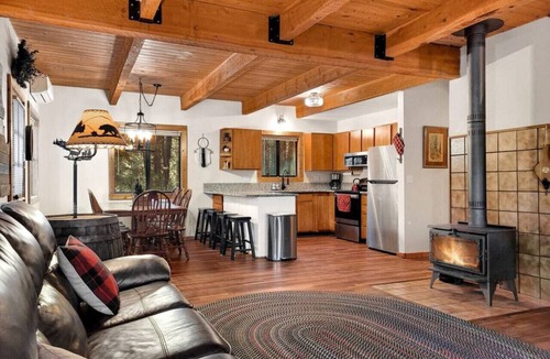 Cascade Cabin | Remodeled Woodsy Cabin w/Hot Tub & Relaxing Deck